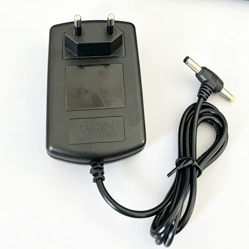 12V 2A kétfejű T-típusú tápegység, 9V 2A és 5V 2A kimenetek, töltő mobil DVD, audió és megfigyelő kamerákhoz