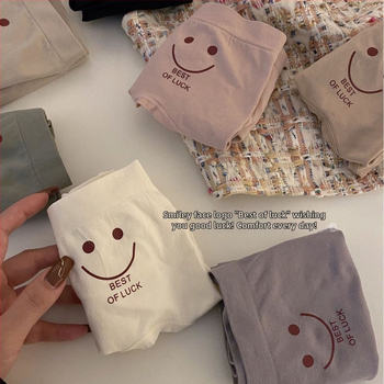 Lányok számára seamless nylon bugyi antibakteriális védelemmel, középmagas derekú, puha és lélegző, hasi részt szorító és csípőt felemelő hatással.
