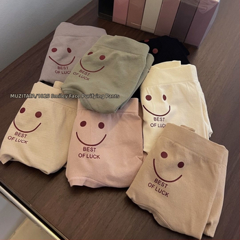 Lányok számára seamless nylon bugyi antibakteriális védelemmel, középmagas derekú, puha és lélegző, hasi részt szorító és csípőt felemelő hatással.