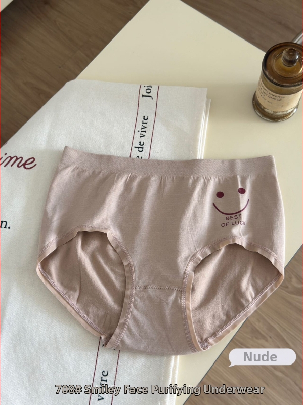 Lányok számára seamless nylon bugyi antibakteriális védelemmel, középmagas derekú, puha és lélegző, hasi részt szorító és csípőt felemelő hatással.