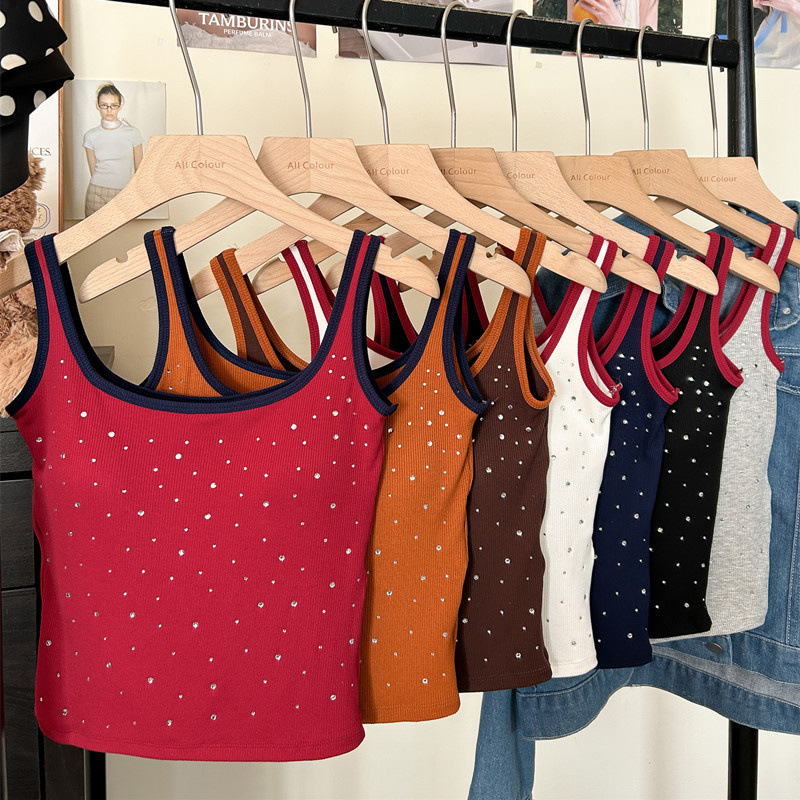 Top din viscose cu strasuri, bretele, cu sutien integrat, croi slim, fără mâneci, poate fi purtat ca top exterior