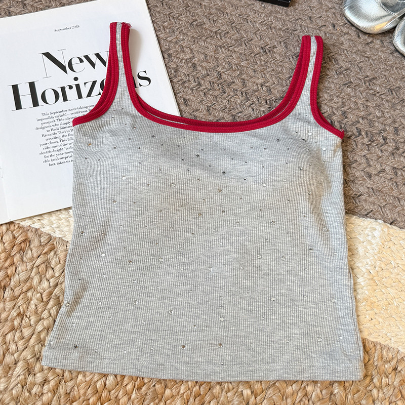 Top din viscose cu strasuri, bretele, cu sutien integrat, croi slim, fără mâneci, poate fi purtat ca top exterior