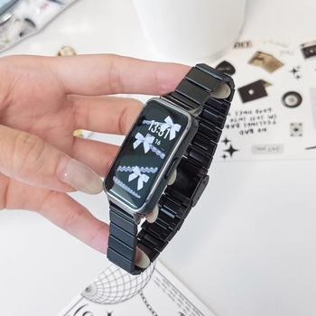 Huawei Band 11/10-hez rozsdamentes acélból készült szíj, egy golyó alakú fémcsattal