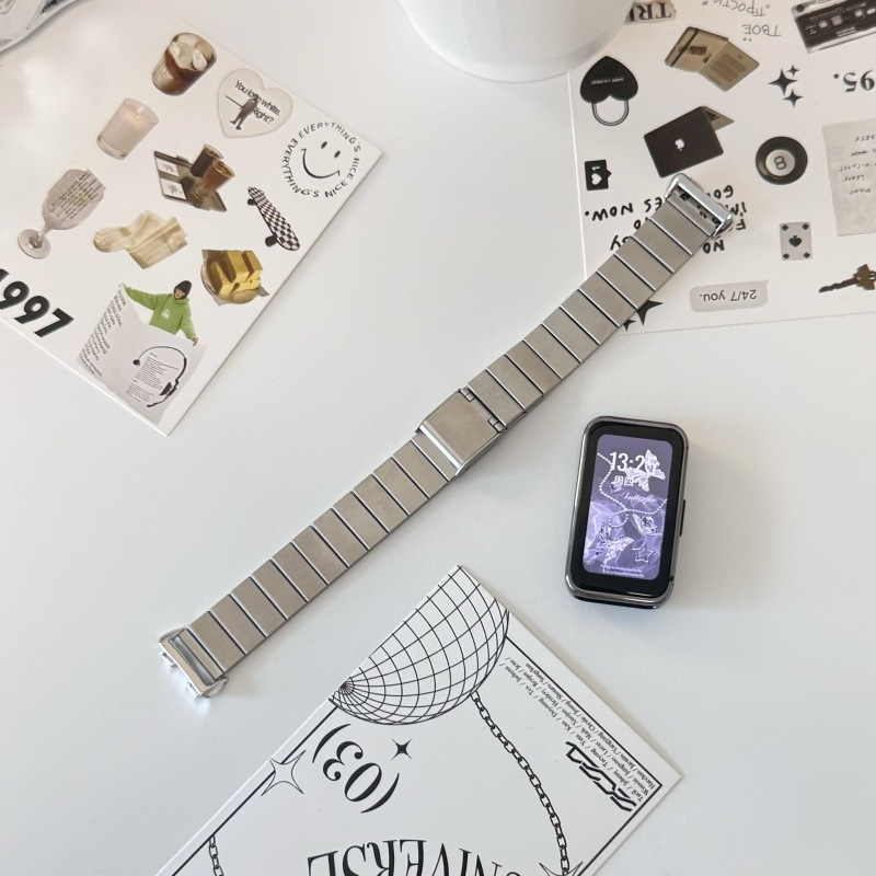 Huawei Band 11/10-hez rozsdamentes acélból készült szíj, egy golyó alakú fémcsattal
