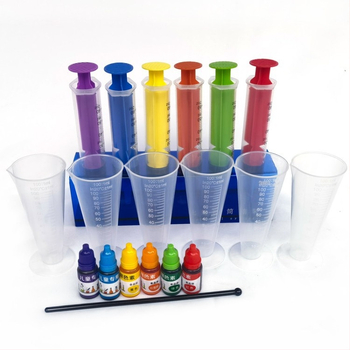 Set de experimente științifice pentru grădiniță: seringi colorate, cilindru gradat, ceașcă de măsurat și sticlă volumetrică