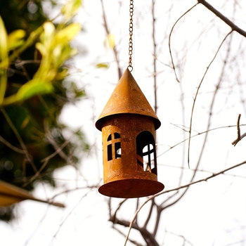 Ръждив свещник-замък - метална къщичка с дупки, декоративна висулка за дома