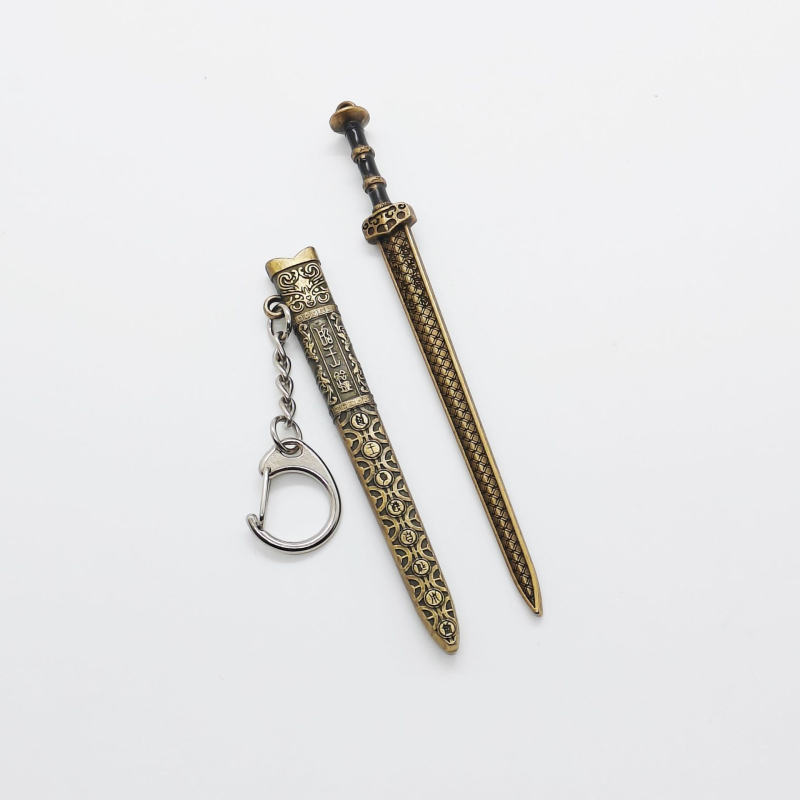 Миниатюрен древен меч Goujian — 12 cm метален орнамент за ключодържател