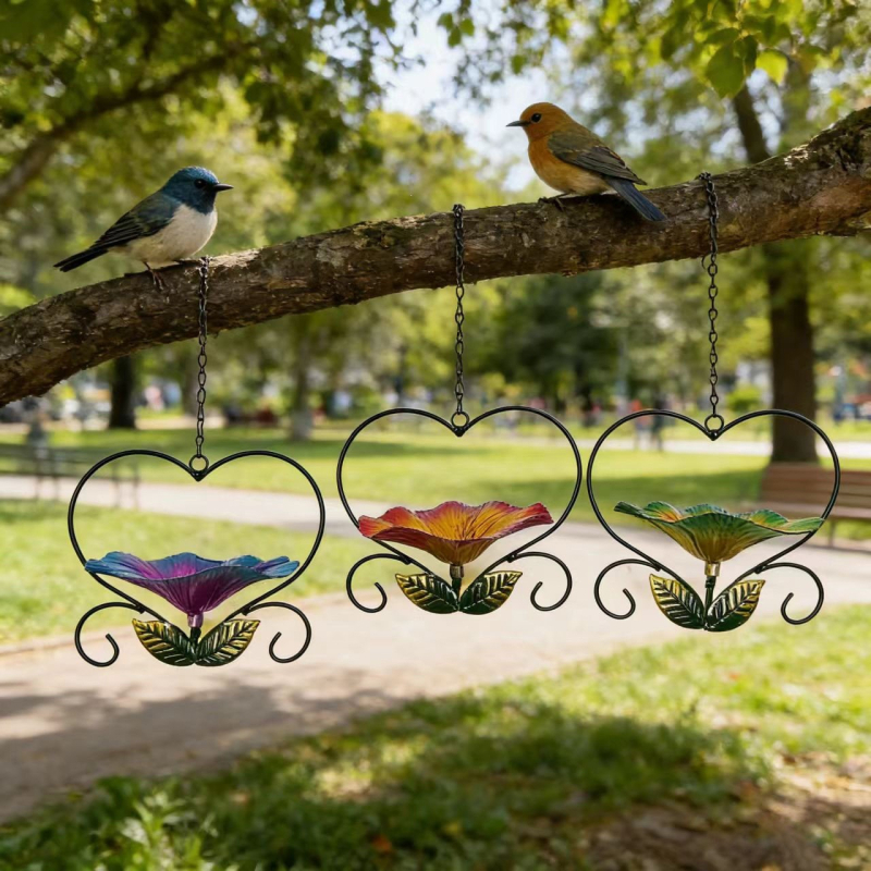 Железен арт кормилка за птици със сърцевидно цветно оформление за външна градина, висящ декор