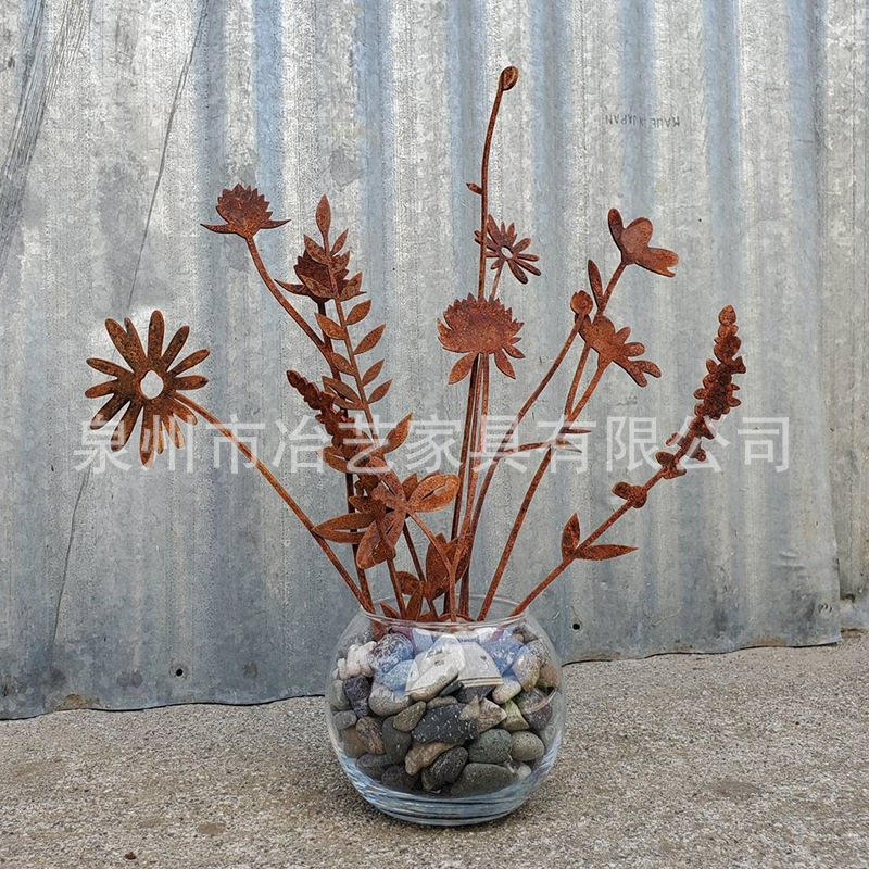 Flori de fier ruginite pentru grădină – ornament cu flori artificiale