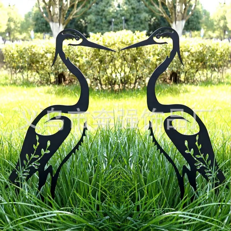 Silhuetă metalică a unei păsări pentru decor exterior