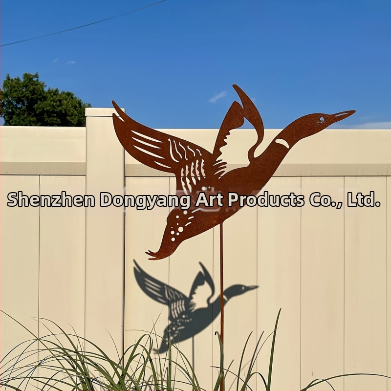 Lietajúci hrdzavý kovový záhradný kolík Mallard