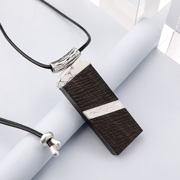 Colier cu stil etnic, placat cu argint, pandantiv în formă de secure din lemn de abanos cu inserție de argint, lanț neregulat, 61–70 cm, unisex