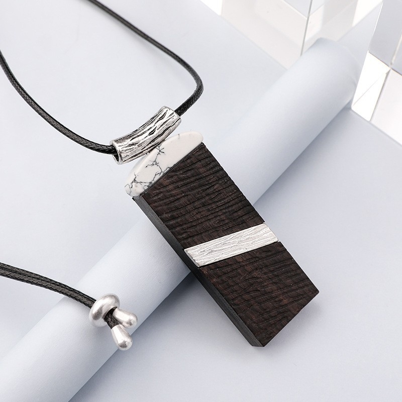 Colier cu stil etnic, placat cu argint, pandantiv în formă de secure din lemn de abanos cu inserție de argint, lanț neregulat, 61–70 cm, unisex