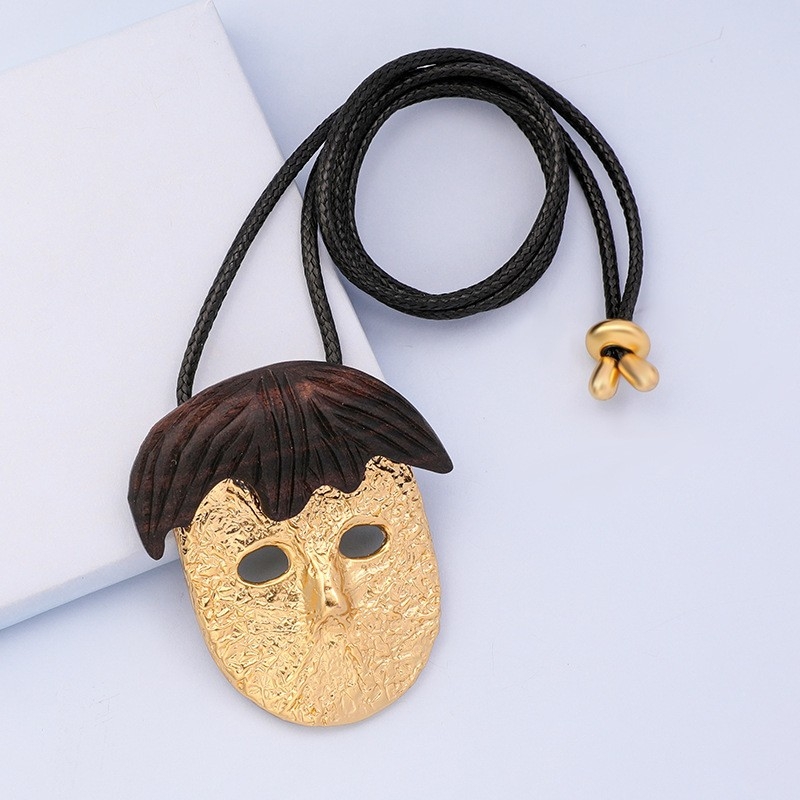 Colier cu stil etnic, placat cu argint, pandantiv în formă de secure din lemn de abanos cu inserție de argint, lanț neregulat, 61–70 cm, unisex