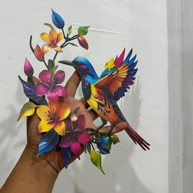 Artă decorativă metalică pentru perete cu colibri și flori