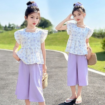 Set pentru fete din două piese: top floral cu mâneci flutter și pantaloni largi, croi cropped
