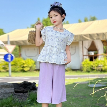 Set pentru fete din două piese: top floral cu mâneci flutter și pantaloni largi, croi cropped