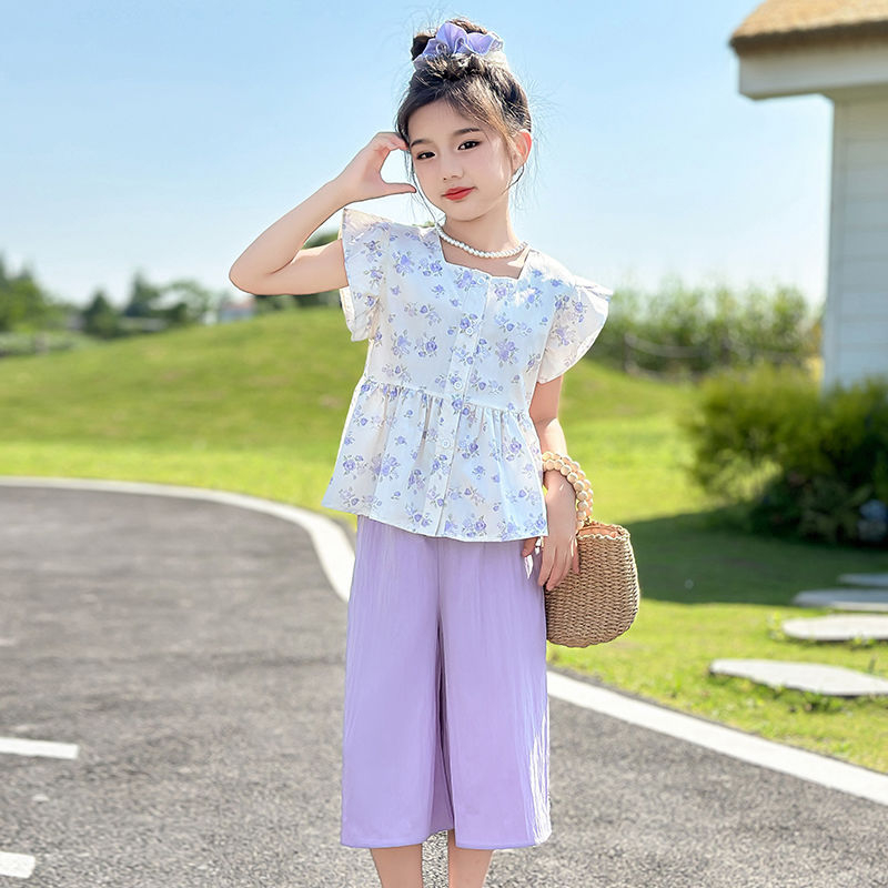 Set pentru fete din două piese: top floral cu mâneci flutter și pantaloni largi, croi cropped