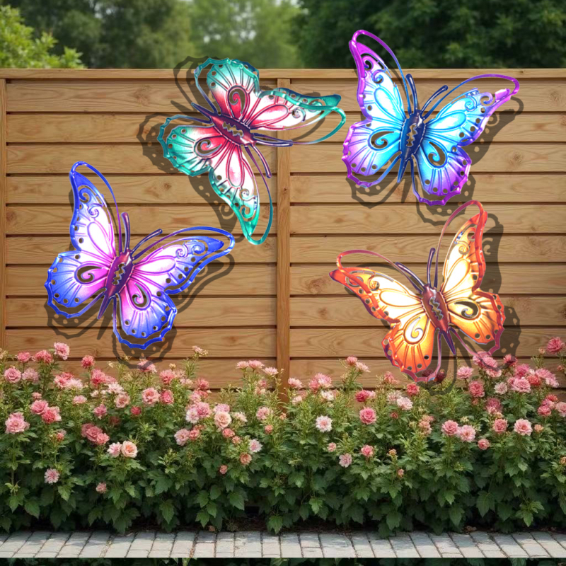 Set de patru decorațiuni metalice pentru perete în formă de fluture, ornamente colorate pentru grădină, interior și exterior.