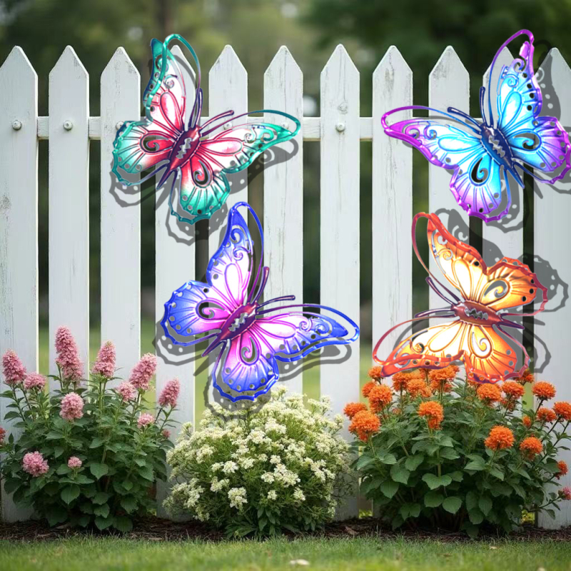 Set de patru decorațiuni metalice pentru perete în formă de fluture, ornamente colorate pentru grădină, interior și exterior.