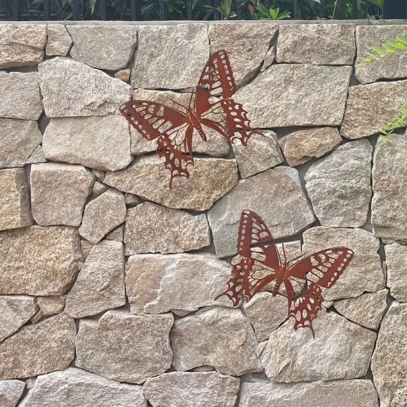 Sculptură metalică în formă de fluture pentru peretele grădinii, finisaj ruginiu, decor modern minimalist