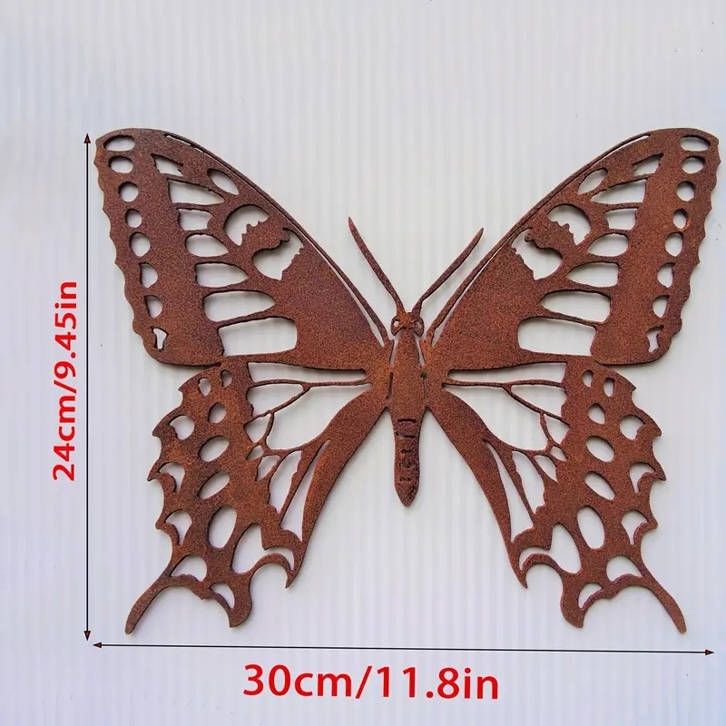 Sculptură metalică în formă de fluture pentru peretele grădinii, finisaj ruginiu, decor modern minimalist