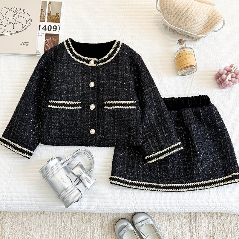 Set de două piese pentru fetițe în stil tweed, primăvara 2026 — jachetă cu guler rotund și fustă