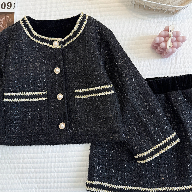 Set de două piese pentru fetițe în stil tweed, primăvara 2026 — jachetă cu guler rotund și fustă