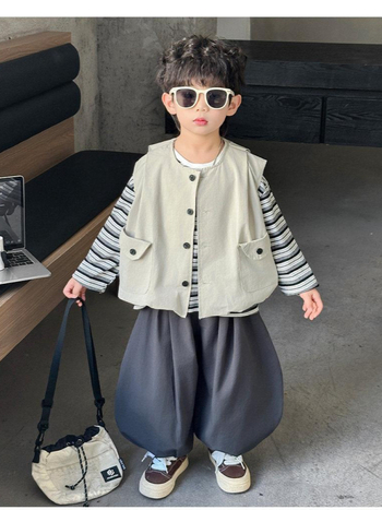 Costum pentru băieți de primăvară–toamnă: vestă de lucru elegantă, tricou cu dungi și pantaloni cu croială lantern — set din trei piese