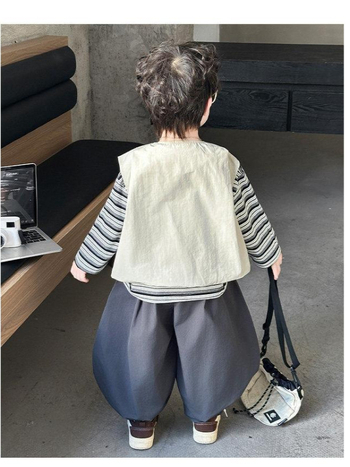 Costum pentru băieți de primăvară–toamnă: vestă de lucru elegantă, tricou cu dungi și pantaloni cu croială lantern — set din trei piese