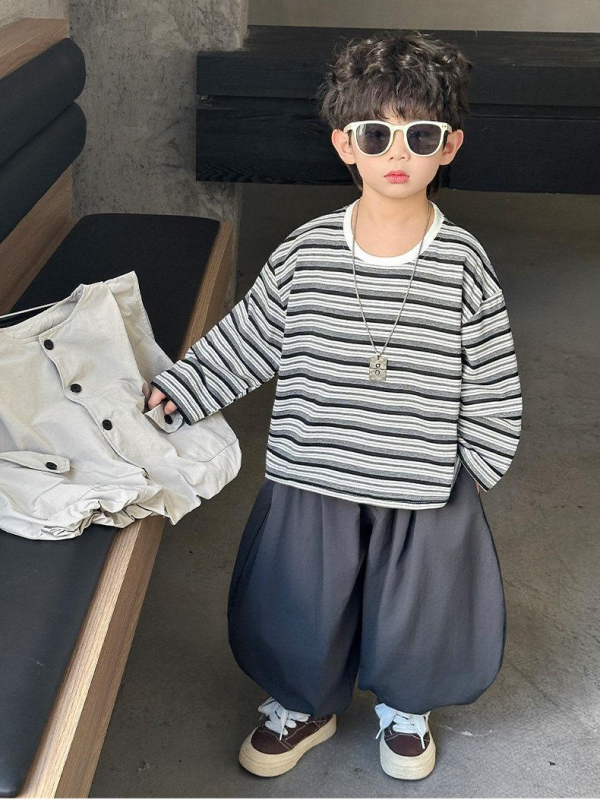 Costum pentru băieți de primăvară–toamnă: vestă de lucru elegantă, tricou cu dungi și pantaloni cu croială lantern — set din trei piese