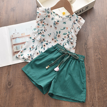 Set de două piese pentru copii, vară, stil coreean: top cu mâneci evazate și imprimeu floral mic, însoțit de șorturi largi uni
