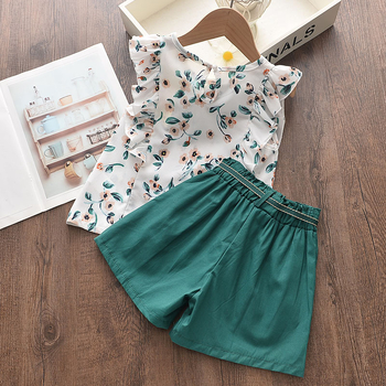 Set de două piese pentru copii, vară, stil coreean: top cu mâneci evazate și imprimeu floral mic, însoțit de șorturi largi uni