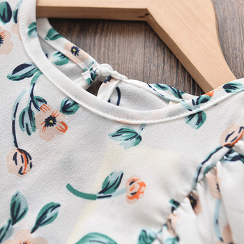 Set de două piese pentru copii, vară, stil coreean: top cu mâneci evazate și imprimeu floral mic, însoțit de șorturi largi uni