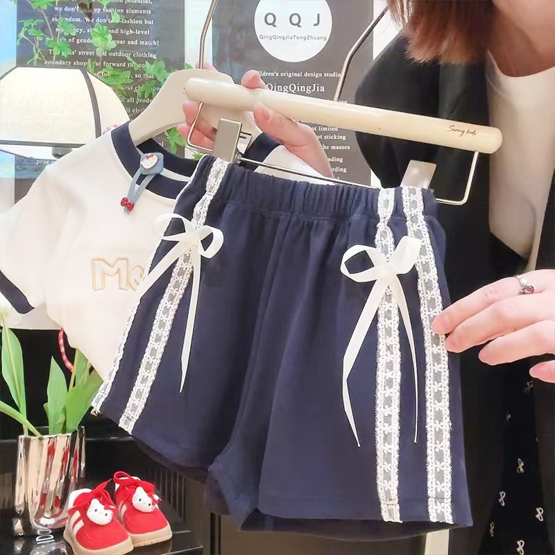 Set pentru fete din 100% bumbac, cu mâneci scurte, tricou brodat cu funda și șorturi