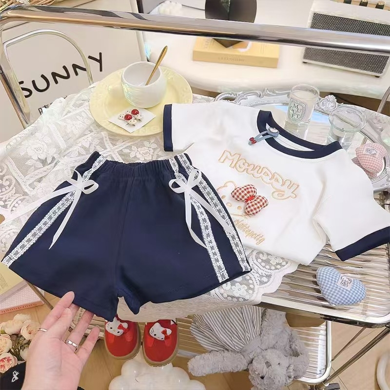 Set pentru fete din 100% bumbac, cu mâneci scurte, tricou brodat cu funda și șorturi