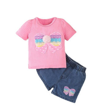 Set din două piese pentru fetițe: tricou roz cu aplicație de fundă și șort denim