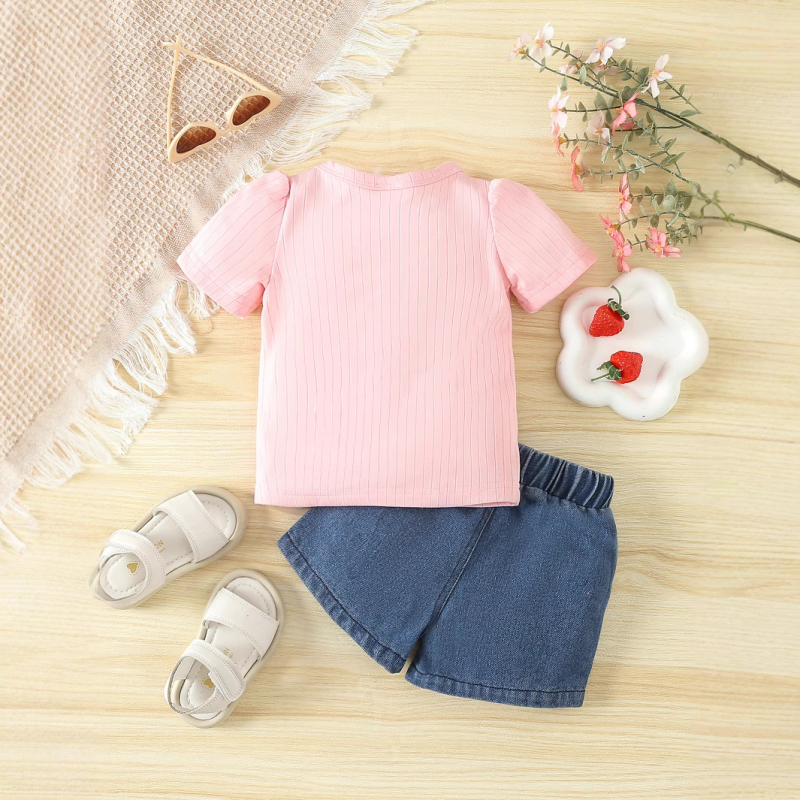 Set din două piese pentru fetițe: tricou roz cu aplicație de fundă și șort denim
