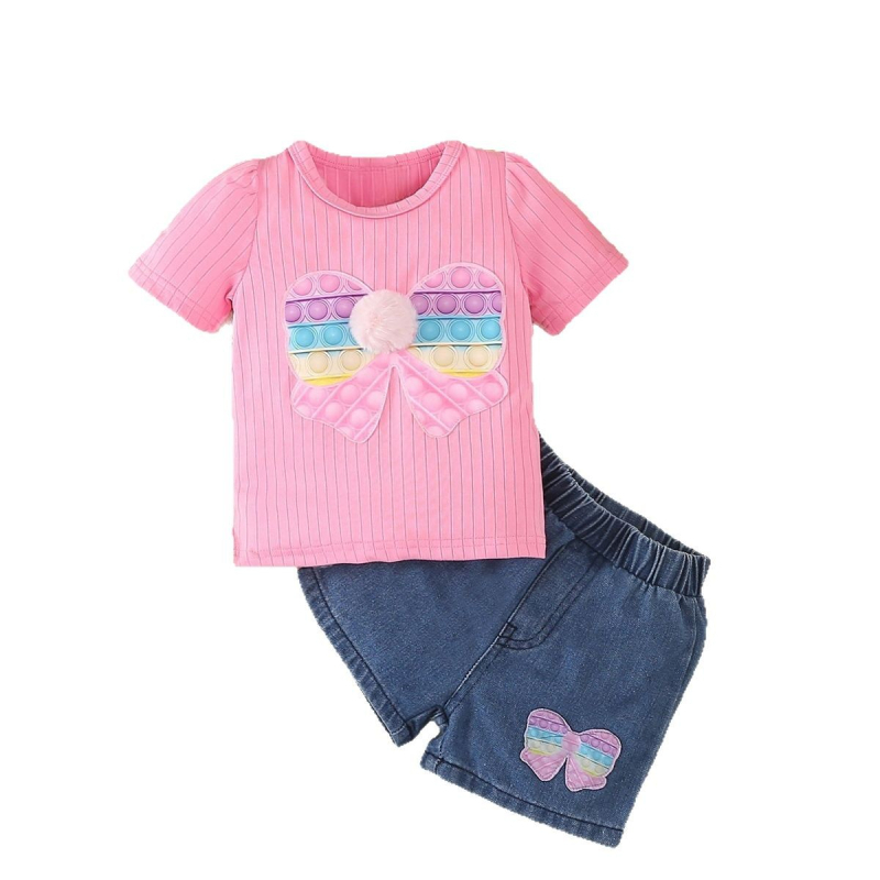 Set din două piese pentru fetițe: tricou roz cu aplicație de fundă și șort denim