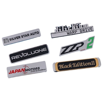 Emblemă auto din ABS plastic cu plăcuță metalică, finisaj electroplatinat, imprimare 3D color