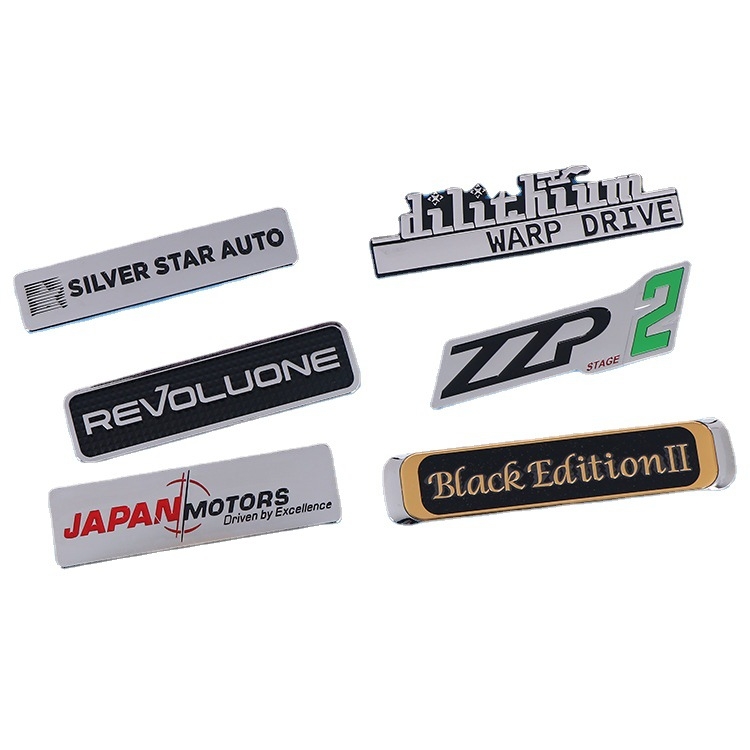 Emblemă auto din ABS plastic cu plăcuță metalică, finisaj electroplatinat, imprimare 3D color
