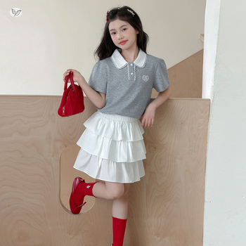 Set de două piese pentru fetițe: tricou polo din dantelă și fustă în straturi