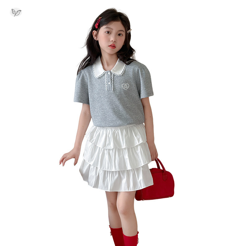 Set de două piese pentru fetițe: tricou polo din dantelă și fustă în straturi