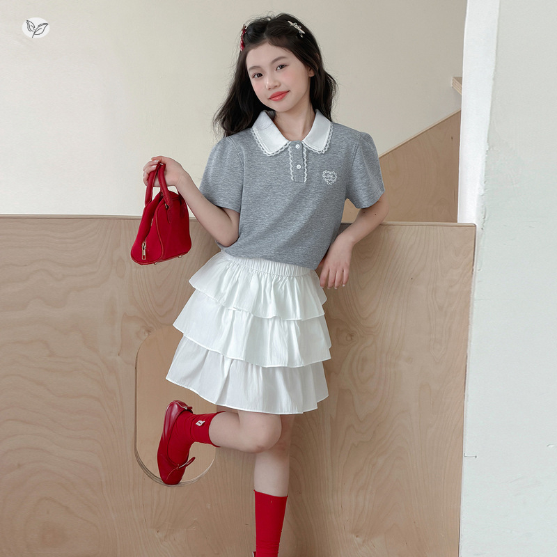 Set de două piese pentru fetițe: tricou polo din dantelă și fustă în straturi