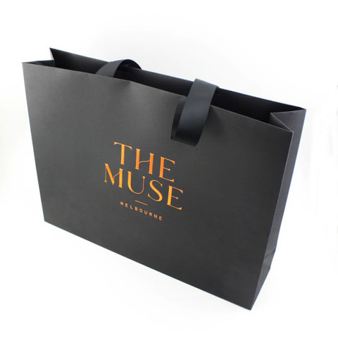 Sac de hârtie kraft personalizat pentru cadouri: parfum, ceai și căni — ambalaj de lux cu imprimare a logo-ului