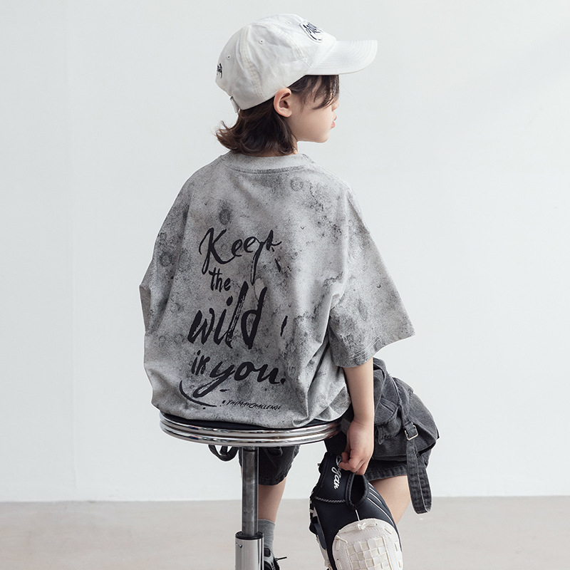 Tricou scurt pentru băieți din bumbac, vară 2026, nou stil, guler rotund, imprimeu cu personaje de desene animate