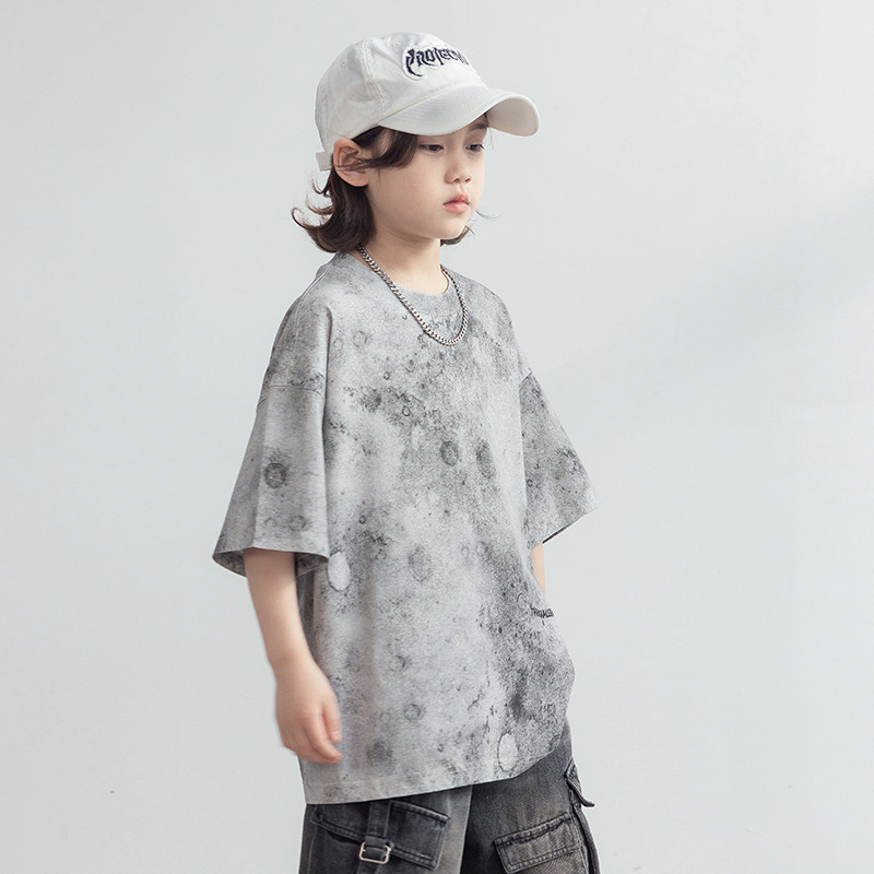 Tricou scurt pentru băieți din bumbac, vară 2026, nou stil, guler rotund, imprimeu cu personaje de desene animate