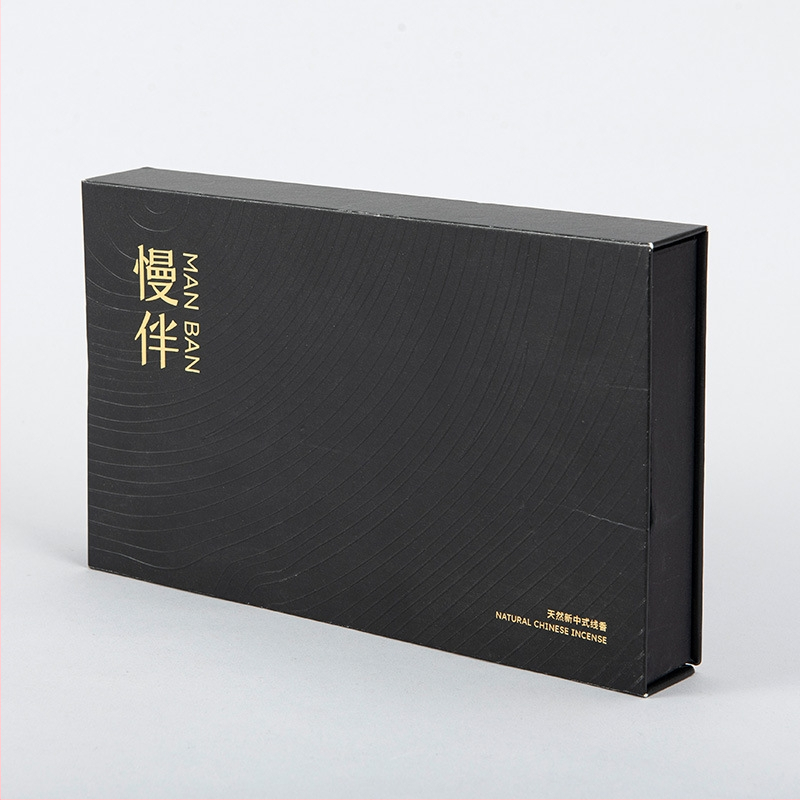 Cutie cadou magnetică premium cu capac basculant pentru bețișe de tămâie și aromaterapie, interior căptușit și design în stil carte, cu folie aurie
