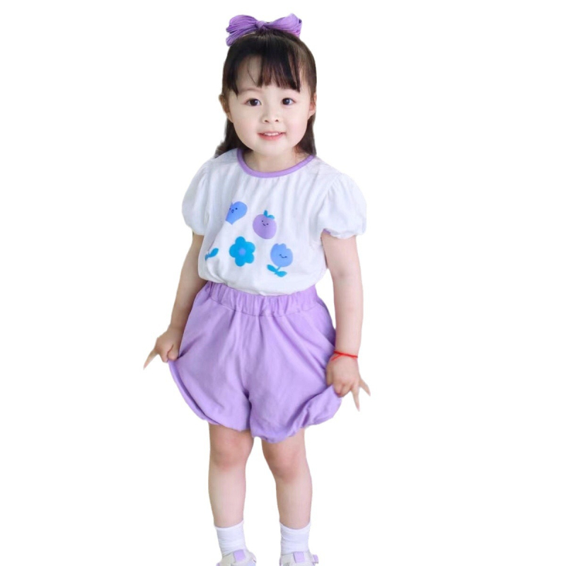 Set de vară pentru fetițe, două piese: tricou mov cu mânecă scurtă și șorturi cu imprimeu floral