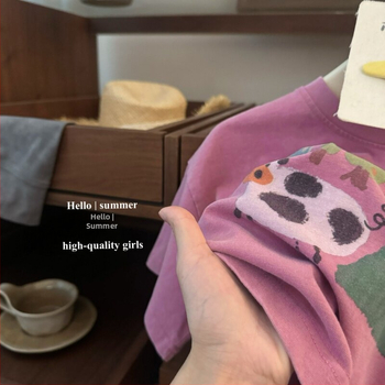 Vacă drăguță, amuzantă! Set de două piese pentru fete: tricou lejer cu imprimă desen animat și pantaloni scurți pentru ciclism